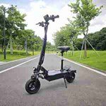 Patinete el¨¦ctrico caliente cerca de m¨ª